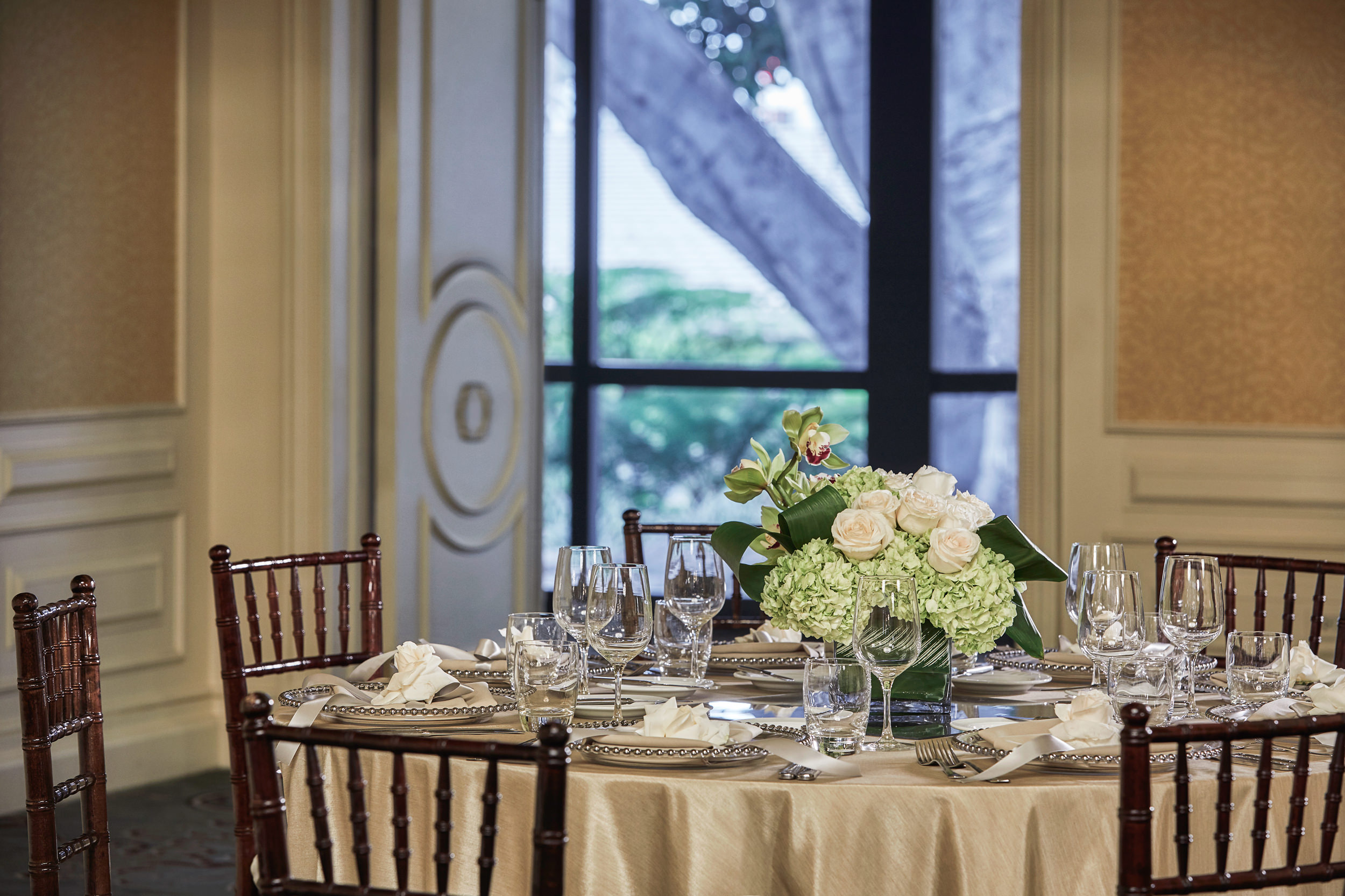 Banquet table