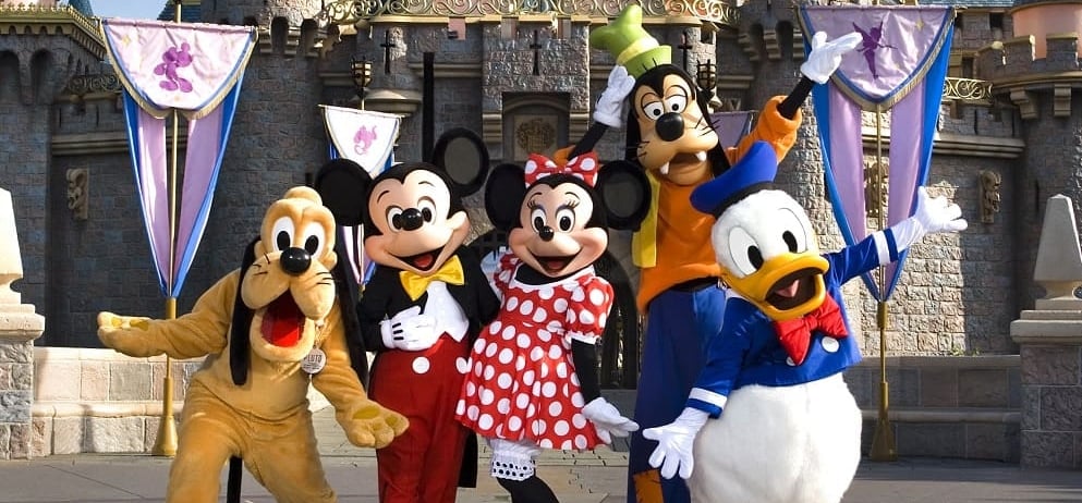 micky, minie, goofy, donald, duck and pluto posing for a photo